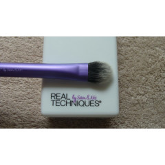 Кисть Real Techniques Medium shadow brush для пудрових і кремових тіней,консилера під очі(без