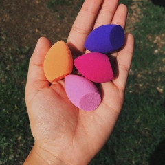 A set of 4 mini makeup sponges Real Techniques 4 MINI MIRACLE COMPLEXION SPONGES.