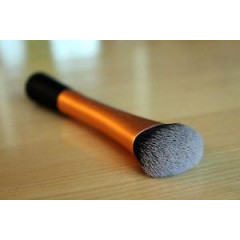 Кисть для нанесення тональної основи Real Techniques Expert Face Brush