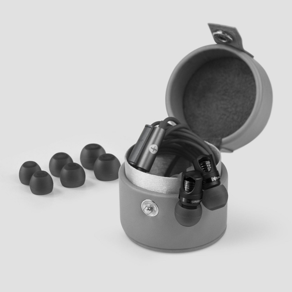 Wired in-ear headphones ID America Spark High Definition black in a leather case