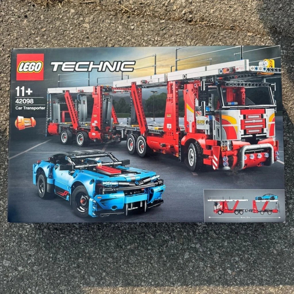 Конструктор Lego Technic 42098 Вантажівка-транспортер з синьою машиною 2493 деталі