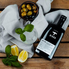 Подарунковий набір BIRDS Adventure Case (сухий джин BIRDS Dry Gin з футляром джиггером та стильним кухлем)