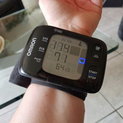 Автоматичний тонометр на зап'ястя OMRON RS7 Intelli IT