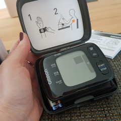 Автоматичний тонометр на зап'ястя OMRON RS7 Intelli IT