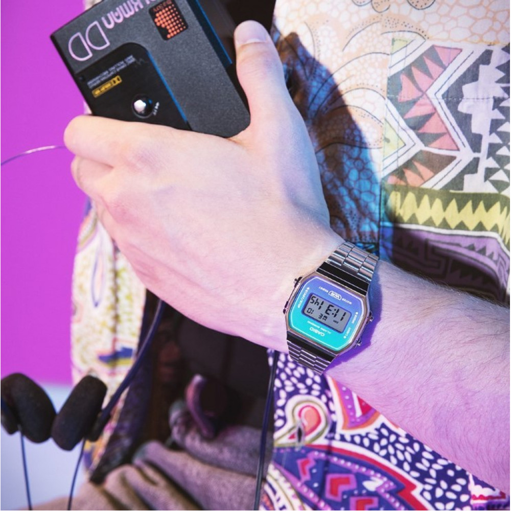 Цифровые наручные часы CASIO A168WER-2AEF с регулируемым стальным ремешком