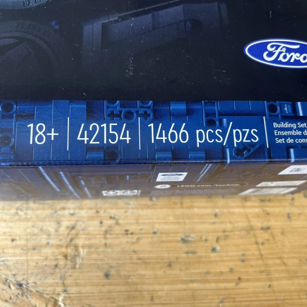 Constructor LEGO 42154 Technic Ford GT 2022 on 1466 parts