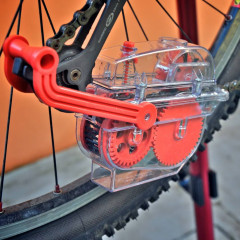 Weldtite Dirtwash Chain Cleaning Machine and degreaser (75 ml) for cleaning bicycle chain.