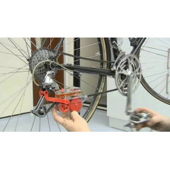 Weldtite Dirtwash Chain Cleaning Machine and degreaser (75 ml) for cleaning bicycle chain.
